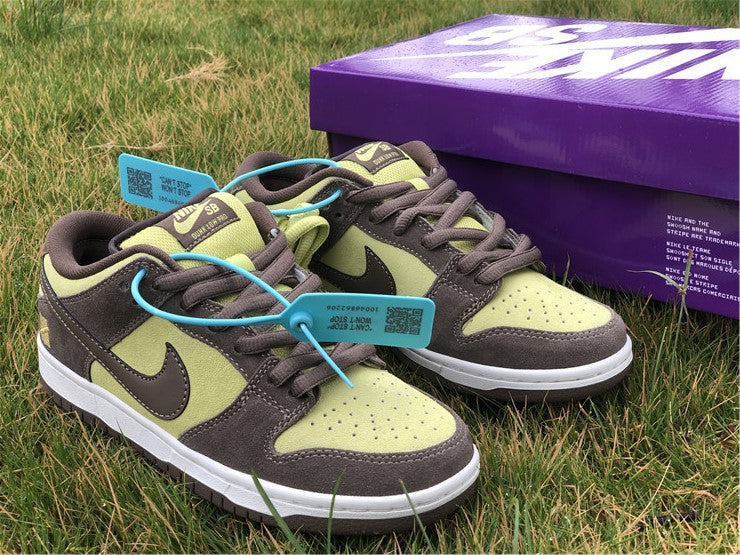 Nike SB Dunk Low - Undefeated