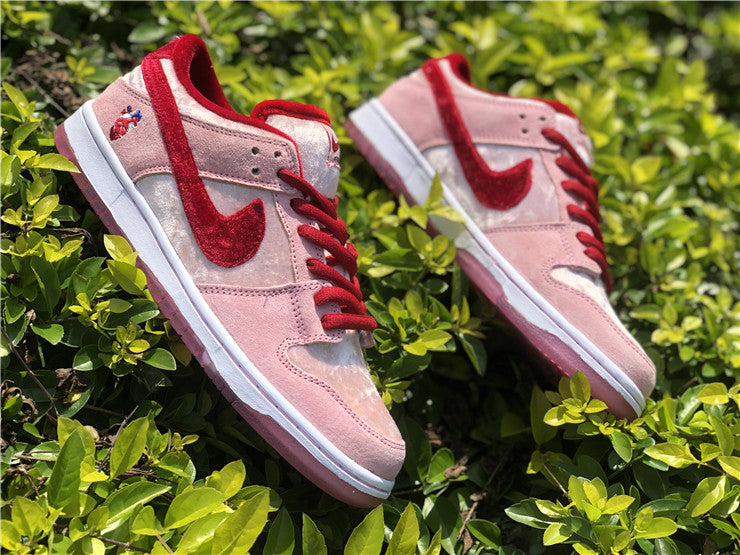 Nike SB Dunk Low - Strange Love