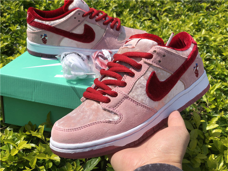 Nike SB Dunk Low - Strange Love