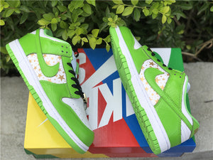 Nike SB Dunk Low Supreme - Lime Stars