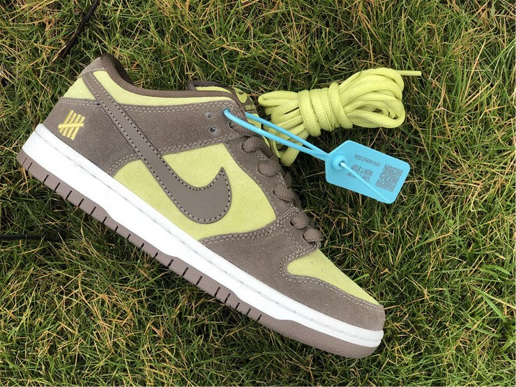 Nike SB Dunk Low - Undefeated